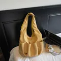Gelbe große Schultertasche mit Falten-Außentaschen und weicher Lederstruktur für Damen - Gelb