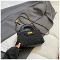 Matte schwarze Stepptasche mit goldenem Drehverschluss und verstellbarer Kette - Schwarz