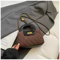 Gesteppte Handtasche in Braun und Schwarz mit Goldkugelkette und Griff für Damen - Braun