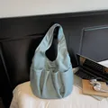 Hellblaue Shopper-Tasche mit vier Falten-Außentaschen und matter Lederoptik für Damen - Blau