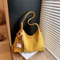 Schicke senfgelbe Wildleder-Hobo-Tasche mit Kaffee-Anhänger und Webriemen auf Holz - Ohne Anhänger / Gelb