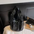 Minimalistische schwarze Hobo-Schultertasche mit glänzender Lederstruktur und viel Platz - Schwarz