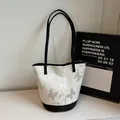 Borsa a secchiello bianca con farfalle grigie, finiture nere e dettagli con paillettes - Bianco e Nero
