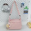 Rosafarbene Nylon-Umhängetasche mit Gubblo-Stickerei und süßem Plüsch-Anhänger - Mit Anhänger / Rosa