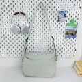 Minimalistische hellgrüne Nylon-Umhängetasche mit großem Fassungsvermögen und Gubblo-Logo - Ohne Anhänger / Bohnengrün