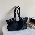 Grande borsa a spalla nera con occhielli argentati e finitura strutturata vintage - Nero