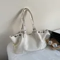Borsa tote minimalista grande in ecopelle crema con eleganti occhielli in metallo - Bianco Sporco
