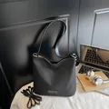 Borsa a secchiello in tessuto nero con tracolla regolabile e manico superiore fisso - Nero