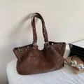 Borsa tote capiente in finta pelle marrone vintage con dettagli in metallo argento - caffè
