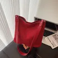 Borsa tote minimalista in tessuto intrecciato rosso scuro con tracolla in pelle - Rosso