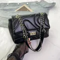 Sac à bandoulière matelassé noir élégant avec coutures vagues et chaîne dorée - Noir