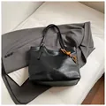 Zwarte leren shopper met houten kralenhanger en minimalistische schouderbanden - Met Hanger / Zwart