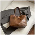Bruine minimalistische leren shopper met vintage hanger op een grijze blazer achtergrond - Met Hanger / Bruin