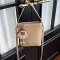 Sac seau beige minimaliste en cuir grainé avec un porte-clé mouton mignon sur la bandoulière - Kaki Avec Pendentif