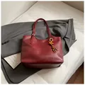 Minimalistische grote bordeauxrode tote bag van leer met vintage kwastje detail - Met Hanger / Rood