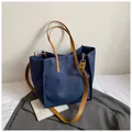 Minimalistische große dunkelblaue Einkaufstasche mit braunen Ledergriffen und Schultergurt - Blau