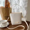 Secchiello bianco alla moda in pelle con trama litchi e placchetta logo in metallo - Bianco Sporco Senza Pendente