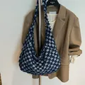 Sac hobo rétro en jean à damier bleu avec bords effilochés et grande capacité - Bleu foncé