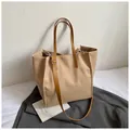 Khaki Nylon-Einkaufstasche mit braunen Ledergriffen und verstellbarem Schultergurt - Khaki