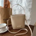 Borsa a secchiello beige minimalista in finta pelle martellata con dettagli dorati - Khaki Senza Pendente