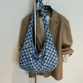 Sac hobo en denim à carreaux bleu et blanc avec bords effilochés au design décontracté - Bleu clair
