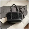 Borsa tote nera alla moda con inserto leopardato e placchetta con logo dorato - Nero