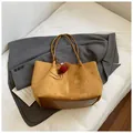 Bolso tote grande minimalista de ante amarillo y cuero marrón oscuro con adorno de pompón - Con Colgante / Amarillo