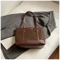 Elegante borsa tote leopardata marrone con finiture in pelle e tracolle lunghe - Marrone