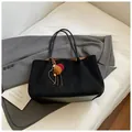 Bolso tote minimalista de ante negro para mujer con colgantes de bolas de peluche - Con Colgante / Negro