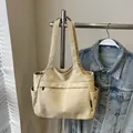 Borsa tote beige in nylon capiente con multitasche e design casual per uso quotidiano - Cachi