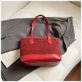 Borsa tote rossa con inserto leopardato e finta pelle liscia in un contesto lifestyle trendy - Rosso