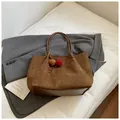 Bolso tote de ante marrón con correas de hombro dobles y un pompón rojo decorativo - Con Colgante / Marrón