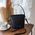 Elegante borsa a secchiello nera in pelle martellata con raffinati dettagli dorati - Nero senza ciondoli