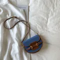 Blaue Denim Satteltasche mit braunem Lederbesatz und goldenen Schnallen im Retro-Stil - Braun