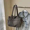 Borsa tote in nylon grigio scuro con tasche multiple e spalline per viaggi casual - Marrone Scuro