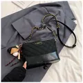 Borsa a secchiello trapuntata nera con catena dorata e ciondolo da baseball opaco - Con Ciondolo / Nero