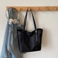 Zwarte nylon shopper met witte contraststiksels en verstelbare lederen riemen - Zwart