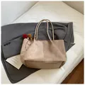 Bolso tote minimalista de ante beige con colgantes de peluche y correas largas para el hombro - Con Colgante / Caqui