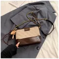 Borsa a secchiello retrò in pelle marrone scuro e tela trapuntata beige con catena - Con Ciondolo / Albicocca