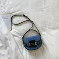 Retro-Satteltasche aus Denim mit schwarzen Lederdetails und goldener Schnalle in Blau - Schwarz