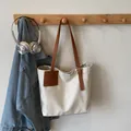 Minimalistische gebroken witte draagtas met bruine leren riemen en HA MI ROO logo - Broken Wit