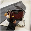 Borsa a secchiello trapuntata bordeaux con ciondoli da baseball e base nera - Con Ciondolo / Nero & Viola