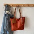Steenrode nylon shopper met bruine leren hengsels en een verstelbare gesp - Oranje