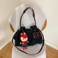 Bolso tote grande de lona negra con correas marrones y colgante de muñeco - Grande / Negro