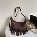 Donkerbruine suède crossbody tas met franje kwastjes en decoratieve houten kralen - koffiekleur