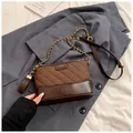 Vintage dark brown bucket bag with quilted fabric and gold chain strap in detail - No Pendant / Brown