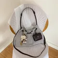 Bolso tote de lona gris con asas tejidas marrones y detalle de colgante de felpa - Grande / Gris