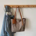 Bruingrijze nylon shopper met bruine lederen riemen en een HA MI ROO logo label - Khaki