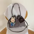 Bolso hobo informal de lona gris oscuro con muñeco Labubu y correa tejida suave - Grande / Marrón