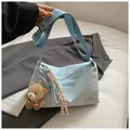 Grand sac messager bleu clair avec charm ours mignon et détails tissés - Bleu avec pendentif